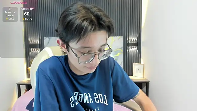 SantiagoRusso18 online show from 11.13.25