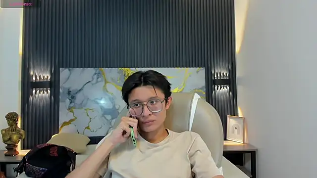 SantiagoRusso18 online show from 11.28.25