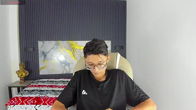 SantiagoRusso18 online show from 12.17.25