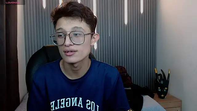 SantiagoRusso18 online show from 04.19.26