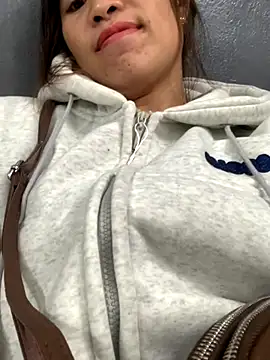 tuyetnhi-00 online show from 10.26.25