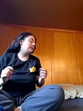 Snapshot of YoungLiisaxx chatting on 11.13.25 YoungLiisaxx online show from 11.13.25