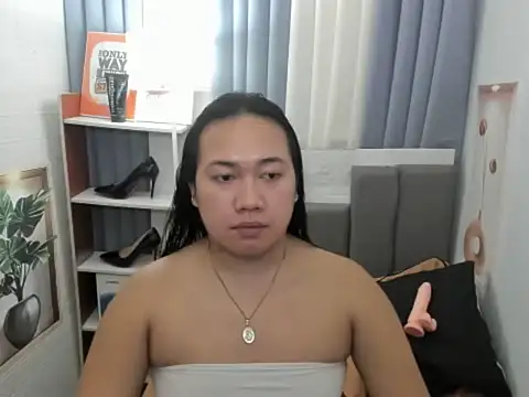 Snapshot of TsUncutKaren chatting on 12.16.25 TsUncutKaren online show from 12.16.25