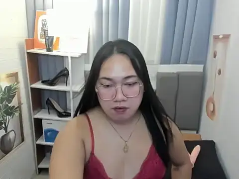 Snapshot of TsUncutKaren chatting on 12.17.25 TsUncutKaren online show from 12.17.25