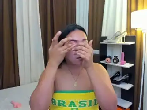 Snapshot of TsUncutKaren chatting on 12.19.25 TsUncutKaren online show from 12.19.25