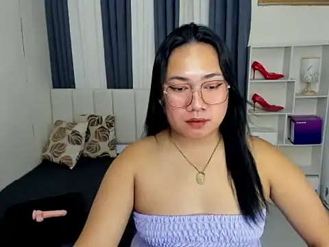 Snapshot of TsUncutKaren chatting on 01.11.26 TsUncutKaren online show from 01.11.26