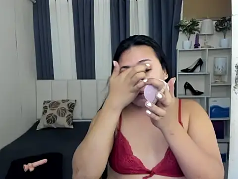 Snapshot of TsUncutKaren chatting on 02.11.26 TsUncutKaren online show from 02.11.26