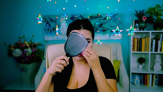 Snapshot of NaomiWilsons chatting on 11.30.25 NaomiWilsons online show from 11.30.25