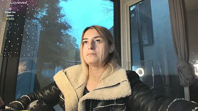 Ella Vee online show from 11.23.25