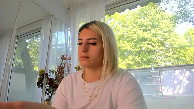 Snapshot of Ella_Vee chatting on 05.05.26 Ella Vee online show from 05.05.26