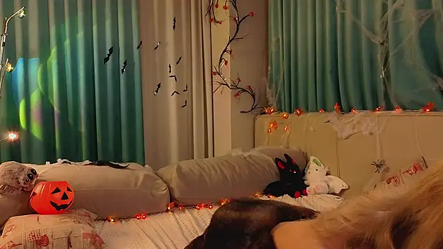 Snapshot of AngelicRice chatting on 10.31.25 AngelicRice online show from 10.31.25