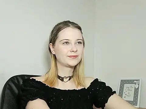 Snapshot of LydiaYoung chatting on 09.25.25 LydiaYoung online show from 09.25.25