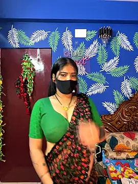 Snapshot of V-Hot-Sweti chatting on 11.13.25 V-Hot-Sweti online show from 11.13.25