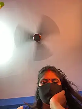 Snapshot of V-Hot-Sweti chatting on 11.22.25 V-Hot-Sweti online show from 11.22.25