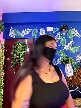 Snapshot of V-Hot-Sweti chatting on 12.19.25 V-Hot-Sweti online show from 12.19.25