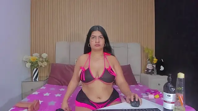 Snapshot of ZoeeGuzman chatting on 11.12.25 ZoeeGuzman online show from 11.12.25