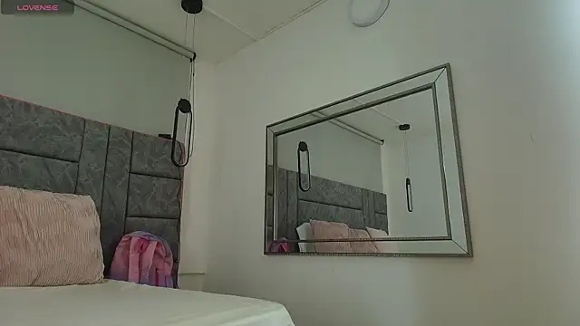 Snapshot of alaska__williams__ chatting on 11.08.25 alaska williams online show from 11.08.25