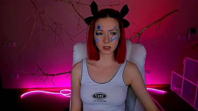 Snapshot of KimBoydd chatting on 11.28.25 KimBoydd online show from 11.28.25