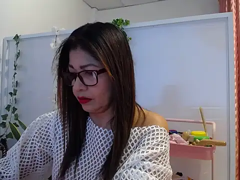 Snapshot of Manuela_lara_ chatting on 10.10.25 Manuela lara online show from 10.10.25