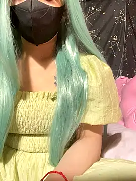 Snapshot of swallow-nice chatting on 10.31.25 swallow-nice online show from 10.31.25