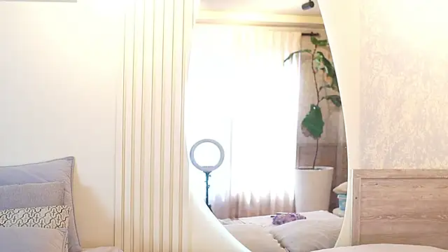 Snapshot of Tayler_Kim chatting on 10.27.25 Tayler Kim online show from 10.27.25