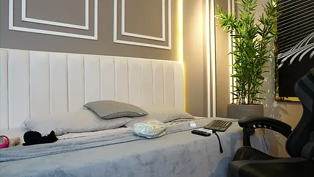 Snapshot of Tayler_Kim chatting on 11.12.25 Tayler Kim online show from 11.12.25