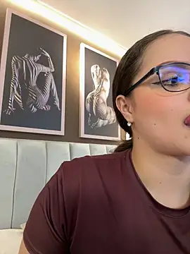 Snapshot of Tayler_Kim chatting on 12.15.25 Tayler Kim online show from 12.15.25