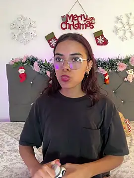 Snapshot of Im_Lyan chatting on 12.17.25 Im Lyan online show from 12.17.25