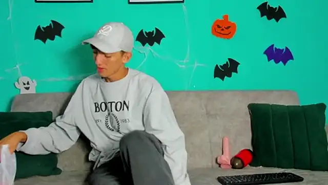 Snapshot of Maikol_Ortiz chatting on 10.31.25 Maikol Ortiz online show from 10.31.25