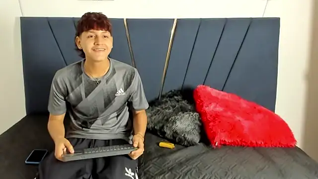 Snapshot of zeusapollofuck chatting on 09.12.25 zeusapollofuck online show from 09.12.25