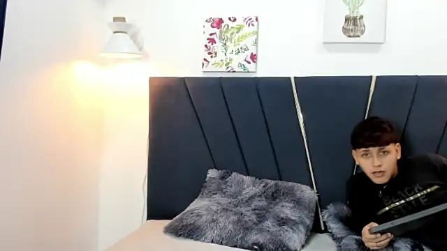 Snapshot of zeusapollofuck chatting on 09.16.25 zeusapollofuck online show from 09.16.25