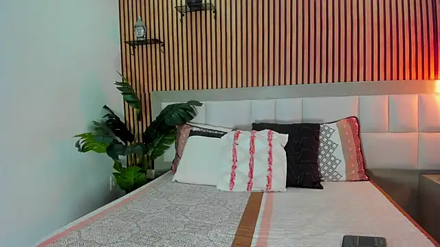 Roseaurora online show from 12.15.25