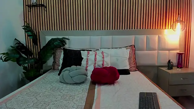 Roseaurora online show from 12.19.25