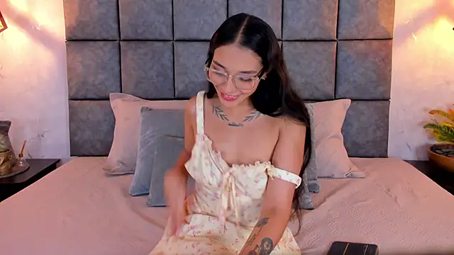 Roseaurora online show from 05.21.26