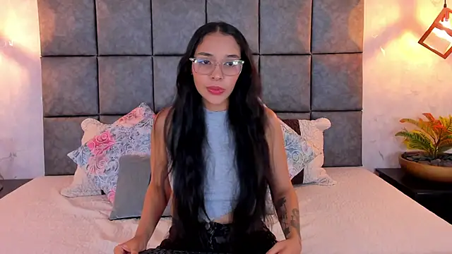 Snapshot of Roseaurora chatting on 06.18.26 Roseaurora online show from 06.18.26