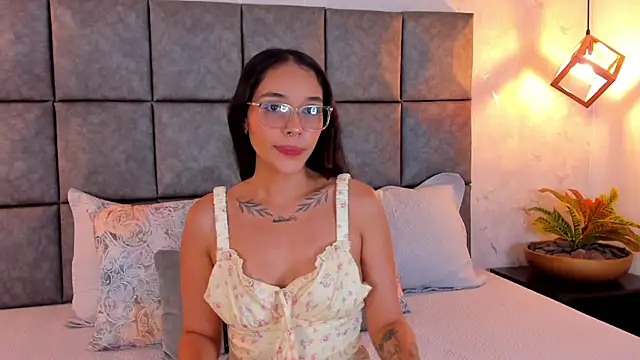 Snapshot of Roseaurora chatting on 06.22.26 Roseaurora online show from 06.22.26