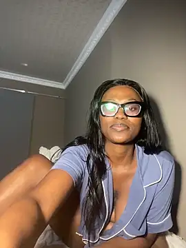 Snapshot of Moonzy77 chatting on 11.10.25 Moonzy77 online show from 11.10.25