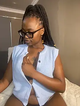 Snapshot of Moonzy77 chatting on 11.17.25 Moonzy77 online show from 11.17.25