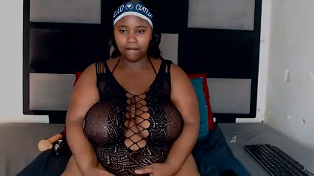 Snapshot of Freaky-boobs chatting on 11.05.25 Freaky-boobs online show from 11.05.25