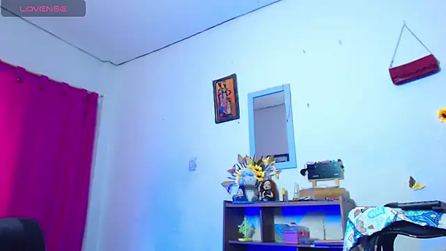 Snapshot of Sharasexy1 chatting on 10.31.25 Sharasexy1 online show from 10.31.25