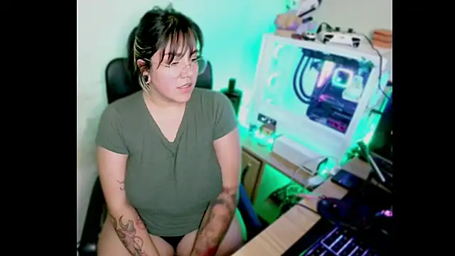 Snapshot of PinkDenial chatting on 10.01.25 PinkDenial online show from 10.01.25