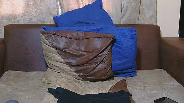 Snapshot of Treasurexmellom chatting on 11.16.25 Treasurexmellom online show from 11.16.25