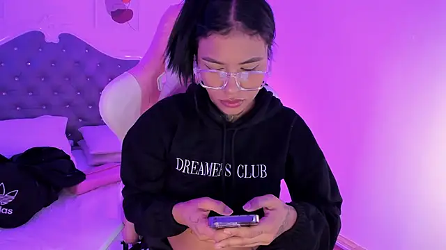 Snapshot of _Sharloth_ chatting on 09.22.25 Sharloth online show from 09.22.25