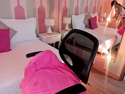 Snapshot of _Sharloth_ chatting on 11.08.25 Sharloth online show from 11.08.25