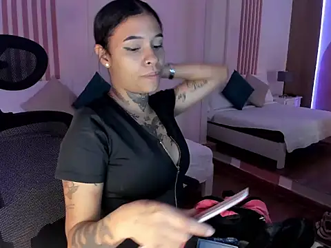 Snapshot of _Sharloth_ chatting on 12.01.25 Sharloth online show from 12.01.25