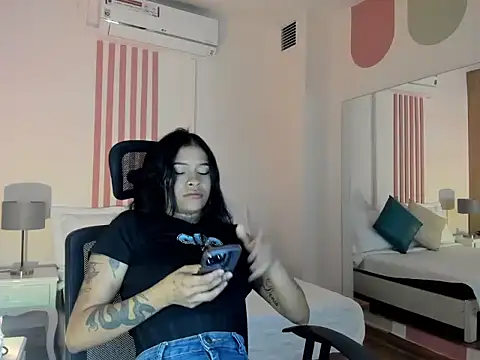 Snapshot of _Sharloth_ chatting on 12.02.25 Sharloth online show from 12.02.25