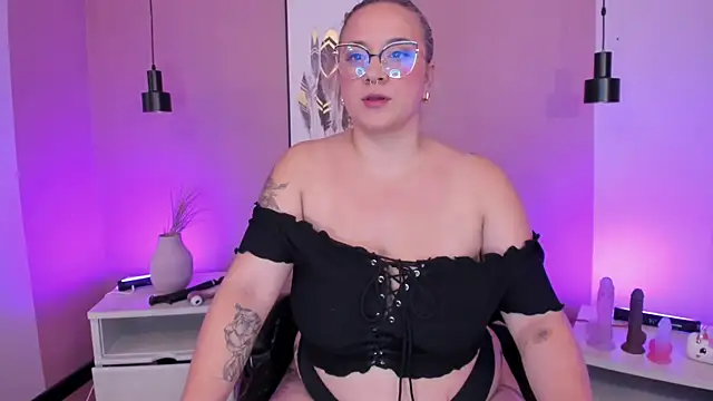 Snapshot of hollie_joliie chatting on 10.02.25 hollie joliie online show from 10.02.25