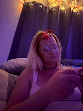 Snapshot of Goldenndoll chatting on 09.27.25 Goldenndoll online show from 09.27.25