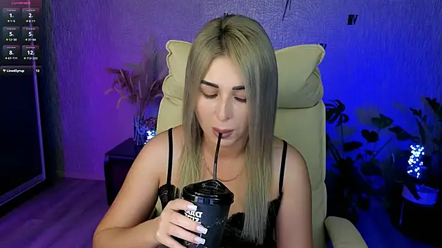 Snapshot of NikkiiStill chatting on 06.18.26 NikkiiStill online show from 06.18.26