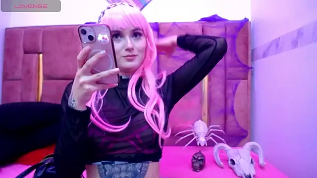 Snapshot of XBODTRIIPX chatting on 10.25.25 XBODTRIIPX online show from 10.25.25